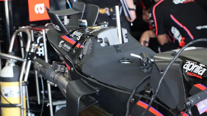 Aprilia’s new seat aero has Ducati-style fins, with a small lateral section and strange sidepods. Will they race it? Yellow nitrogen cylinder charges the RS-GP’s pneumatic valve springs