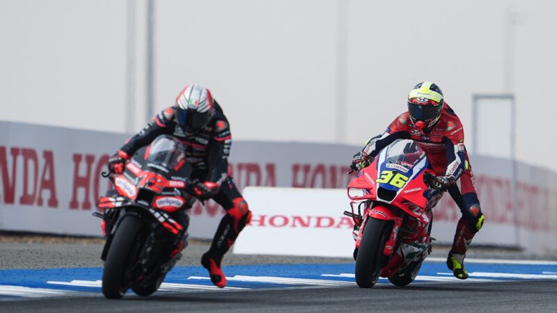 Joan Mir brakes behind Marco Bezzecchi in the 2025 MotoGP Thai GP